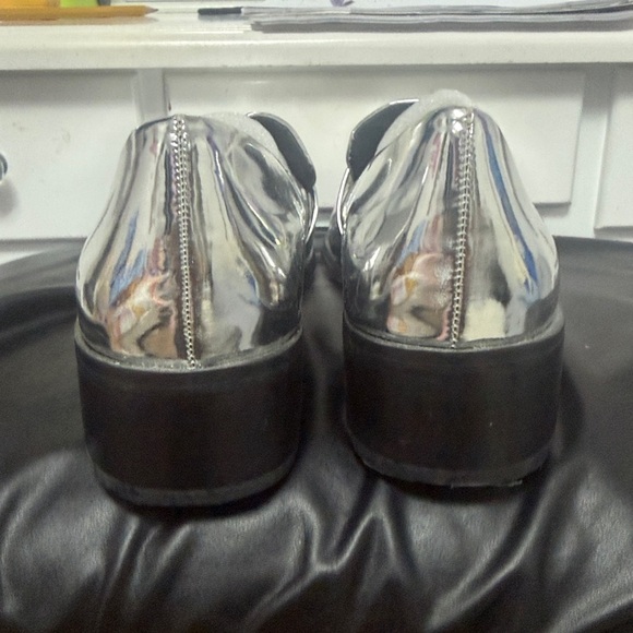 Nine West Metallic Silver Flats - Picture 3 of 6